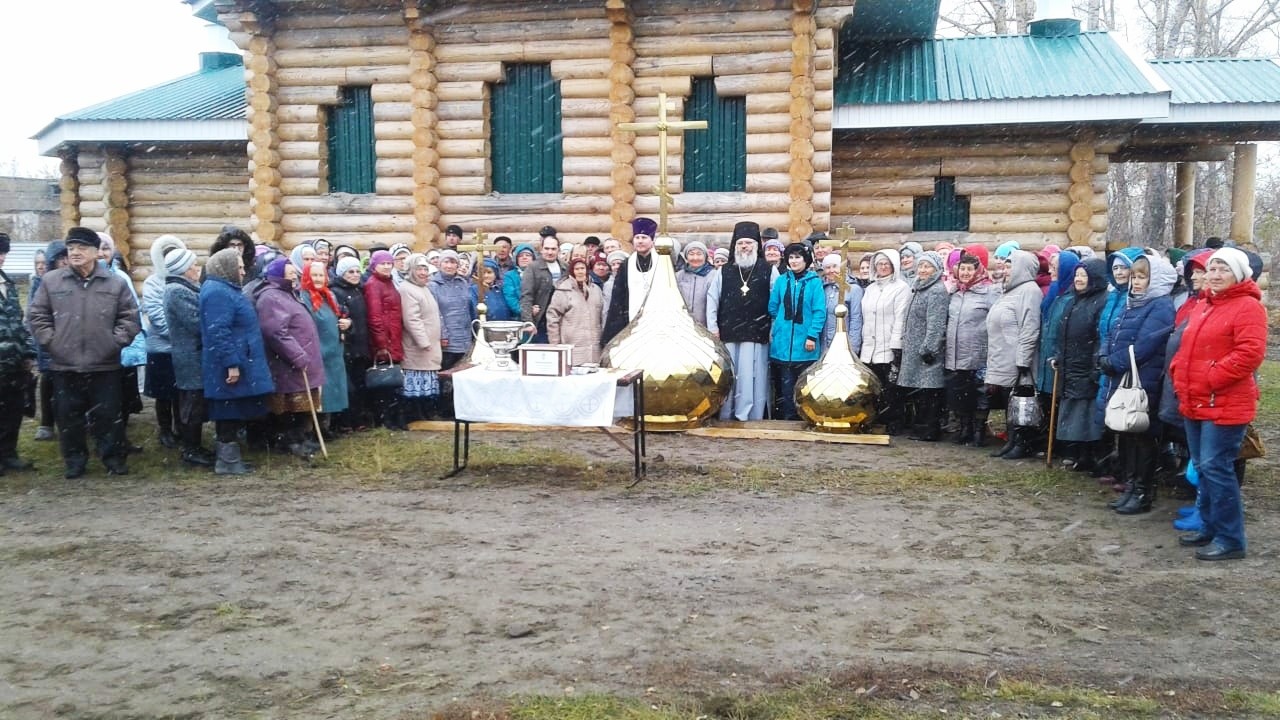 Освящение куполов и накупольных крестов храма Живоначальной Троицы села Верх-Ануйское