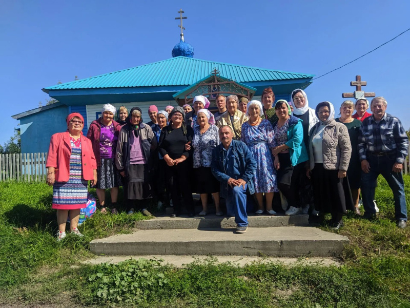 Группа паломников храма Казанской иконы Божией Матери города Бийска посетила храм Покрова Пресвятой Богородицы села Сверчково