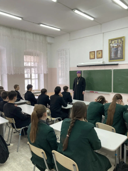 Руководитель отдела по работе с молодежью провел беседу по профориентации с учениками Православной школы 