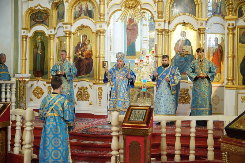 Накануне дня празднования Смоленской иконы Божией Матери епископ Серафим совершил вечернее богослужение в Успенском кафедральном соборе 