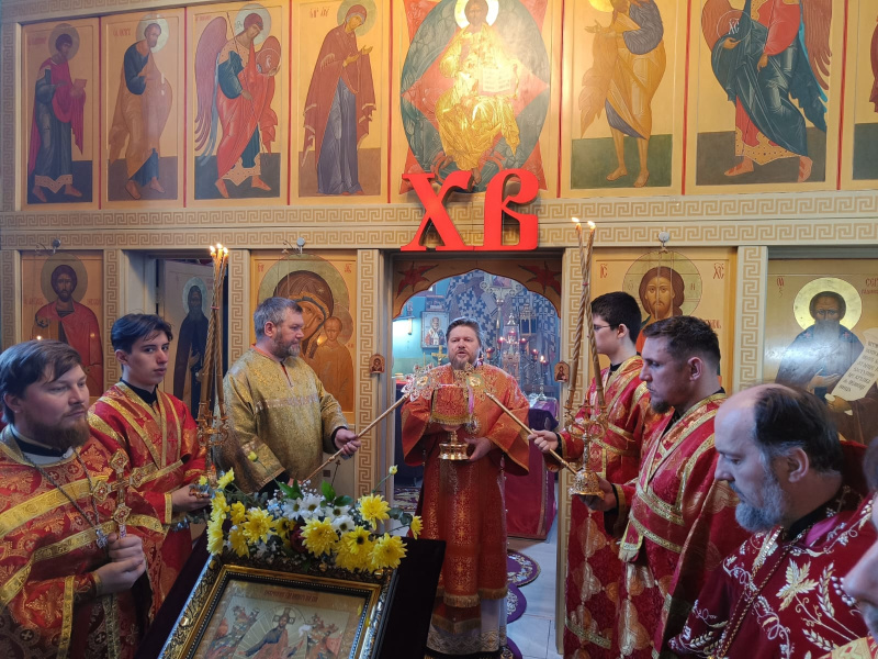 В четверг Светлой седмицы епископ Серафим совершил Божественную литургию в Никольском храме Архиерейского подворья города Белокуриха
