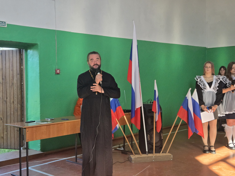 В День знаний благочинный Белокурихинского округа принял участие в торжественной линейке в школе села Новотырышкино