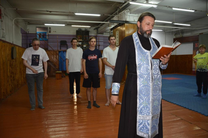 Настоятель храма Святой Троицы села Малоугренёво иерей Дмитрий Харин совершил молебен для новобранцев Клуба исторической реконструкции и традиционной культуры Японии «Клан Такеда»