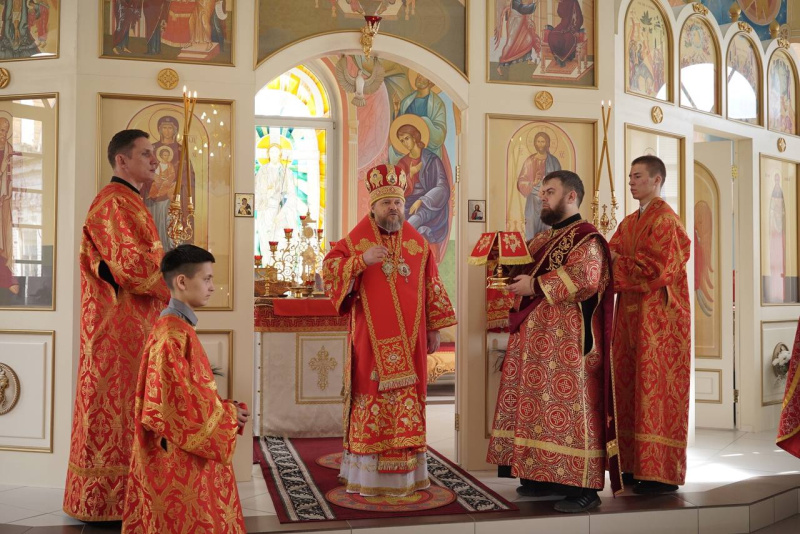 В четверг Светлой седмицы епископ Серафим совершил Божественную литургию в храме Православной школы города Бийска 