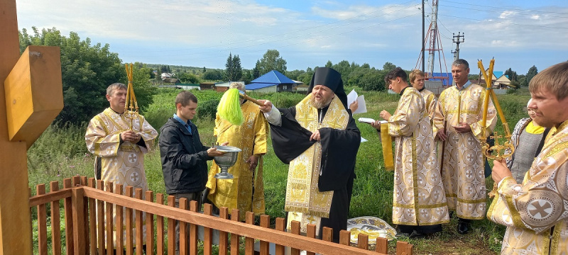 В Неделю 11-ю по Пятидесятнице епископ Серафим совершил Божественную литургию в храме Пророка Илии села Усятское и освятил поклонный крест 