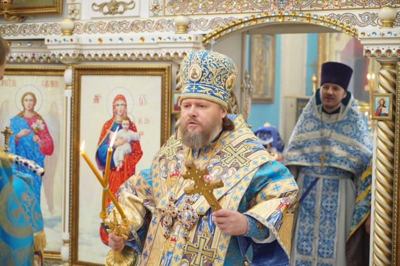 В праздник Благовещения Пресвятой Богородицы владыка Серафим совершил Божественную литургию в Покровском храме ("Сибприбормаш")