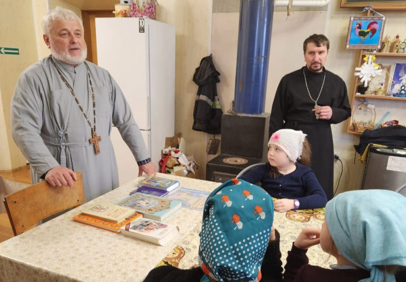 День православной книги в Покровском храме села Алтайское 