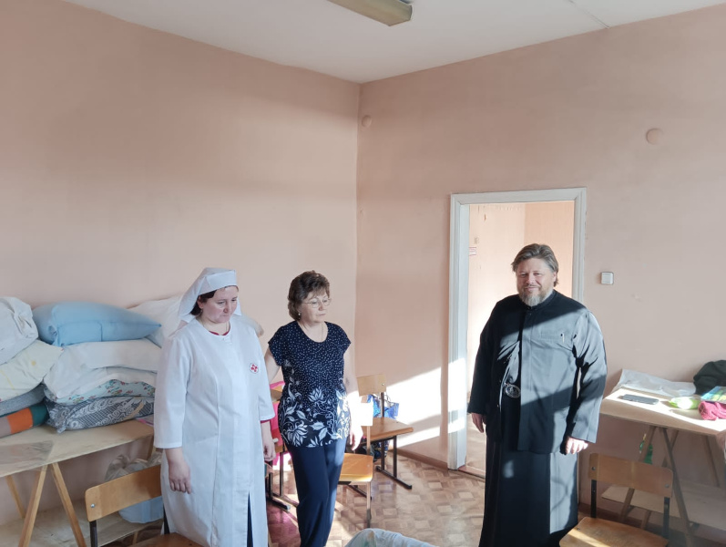 Епископ Серафим благословил сестер милосердия