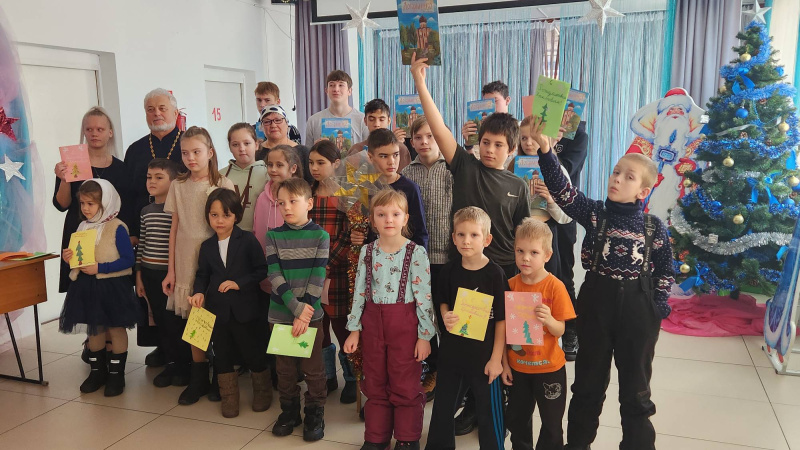 В дни праздника Рождества Христова учащиеся воскресной школы храма Покрова Пресвятой Богородицы села Алтайское посетили центр помощи детям, оставшимся без попечения родителей