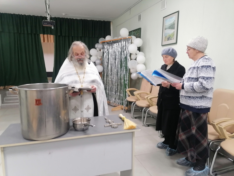 В праздник Святого Богоявления настоятель храма Покрова Пресвятой Богородицы Свято-Макарьевской монашеской общины совершил чин освящения воды в доме-интернате для престарелых и инвалидов  