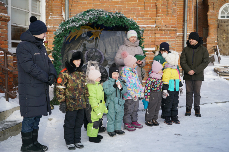 На территории храма Казанской иконы Божией Матери города Бийска состоялось открытие рождественского вертепа
