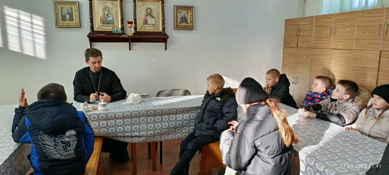 В храме преподобного Сергия Радонежского села Верх-Катунское прошло занятие с учениками школы по предмету "Основы православной культуры"