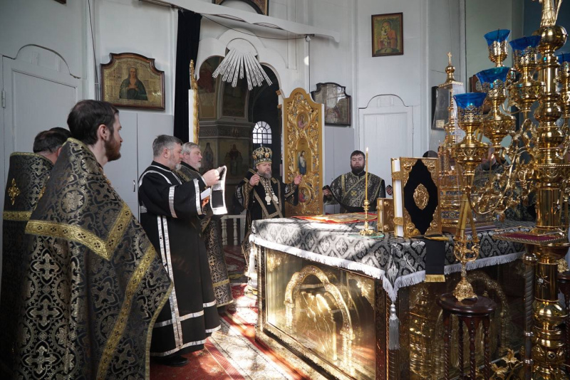 В Великую Среду епископ Серафим совершил литургию Преждеосвященных Даров в Успенском кафедральном соборе 