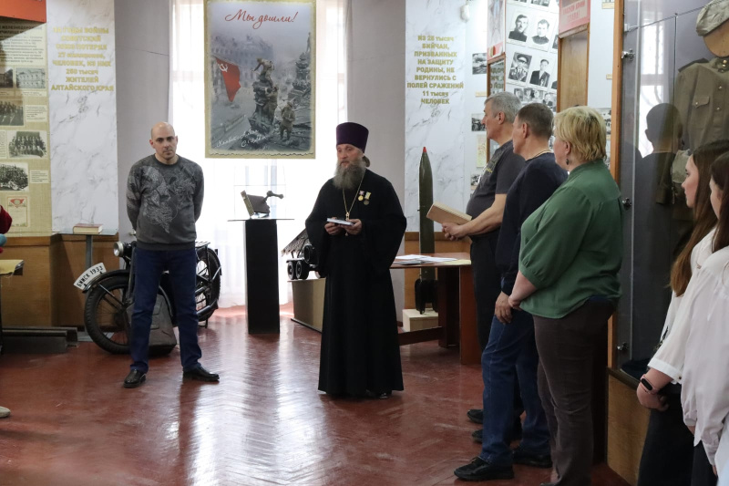 Руководитель отдела по взаимодействию с вооруженными силами и правоохранительными органами принял участие в памятной акции в Бийском краеведческом музее, посвященной погибшему герою Великой Отечественной войны