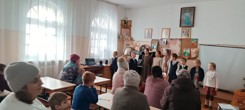 Праздник, посвященный мамам, прошел в воскресной школе Покровского храма Свято-Макарьевской мужской монашеской общины города Бийска