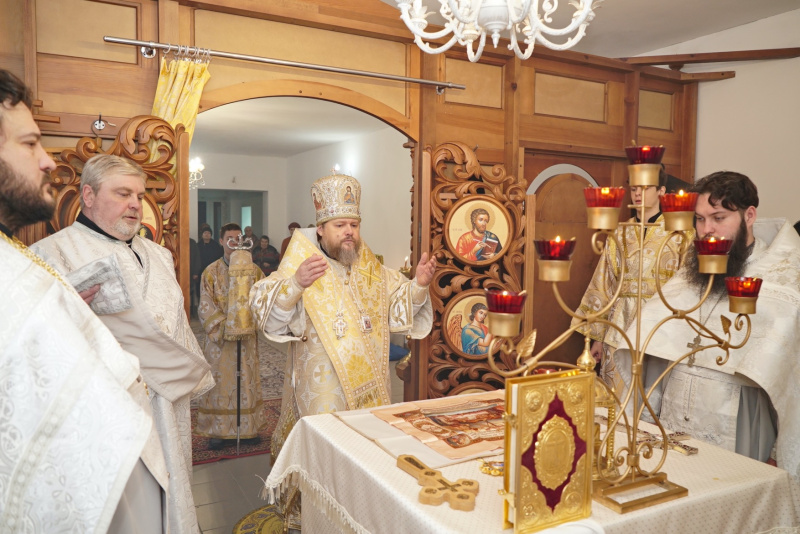 В попразднство Рождества Христова епископ Серафим совершил  Божественную литургию в Введенской женской монашеской общине города Бийска