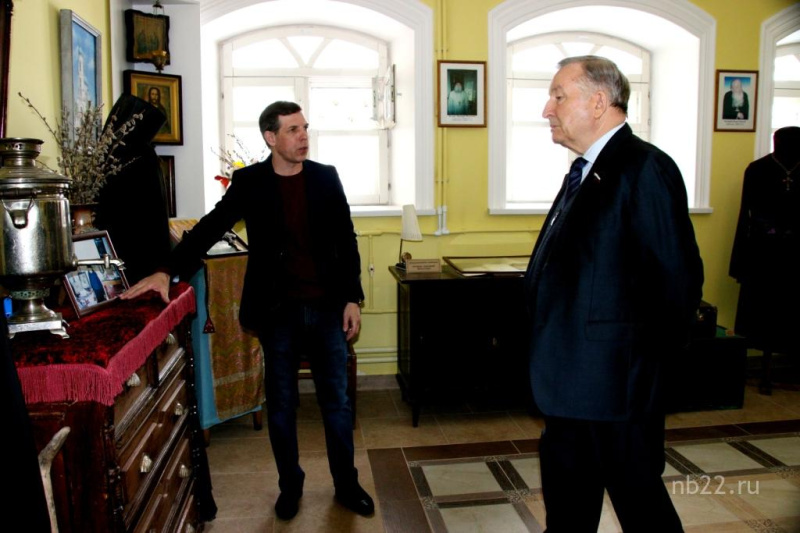 Сенатор Совета Федерации Александр Карлин посетил в Бийске Музей истории Алтайской духовной миссии