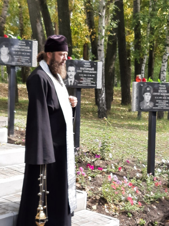 В селе Смоленское совершена заупокойная лития у памятника воинам, погибшим в ходе боевых действий в Афганистане и Чечне 