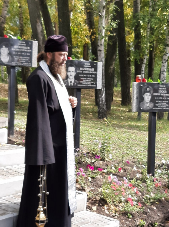 В селе Смоленское совершена заупокойная лития у памятника воинам, погибшим в ходе боевых действий в Афганистане и Чечне