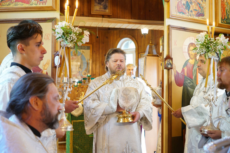 В праздник Преображения Господня епископ Серафим совершил Божественную литургию в храме Святой Троицы села Малоугренево