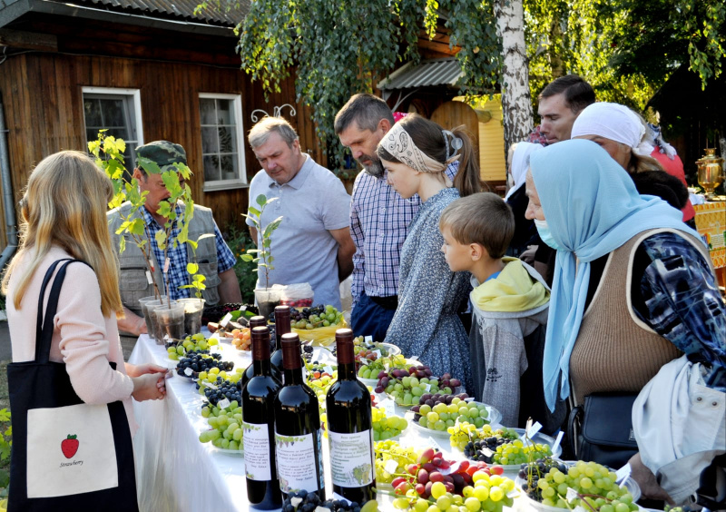 В храме Святой Троицы села Малоугренёво прошла выставка винограда и плодов
