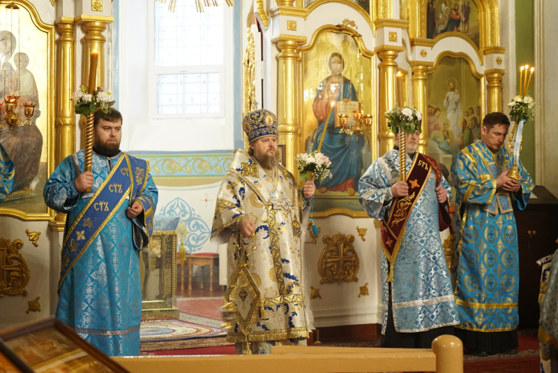 Накануне праздника Сретения Господня епископ Серафим совершил всенощное бдение в Успенском кафедральном соборе