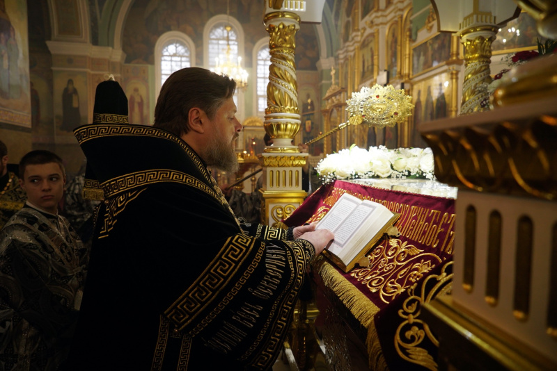 В канун Великой Субботы епископ Серафим совершил утреню с чином погребения в Успенском кафедральном соборе