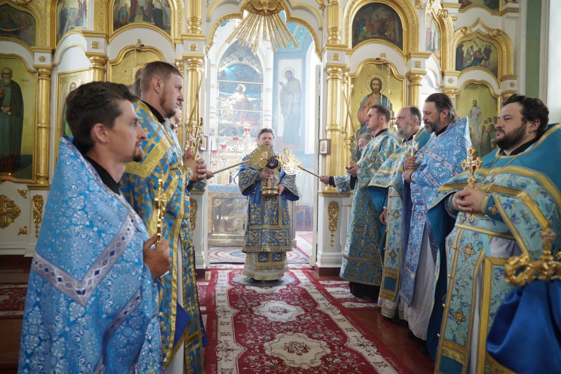 Епископ Серафим совершил Божественную литургию в Успенском кафедральном соборе и благословил участников крестного хода «Бийск – Коробейниково»