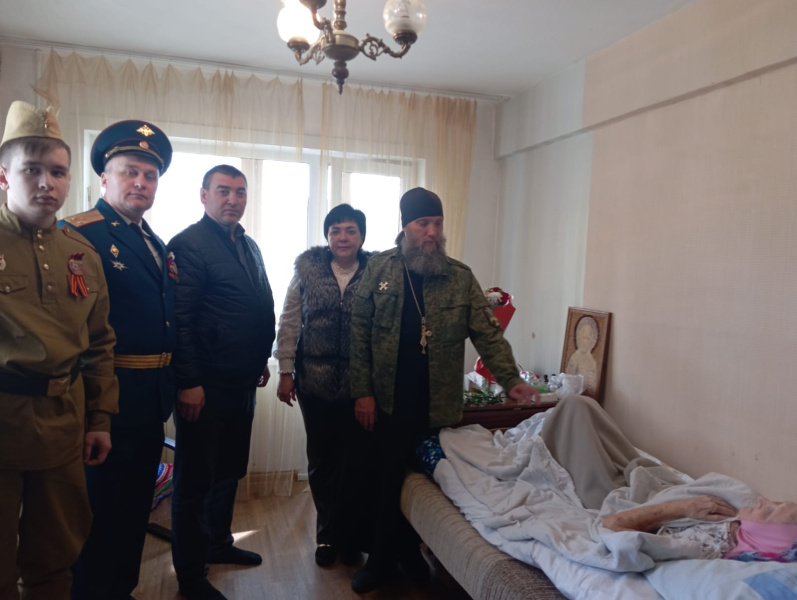 Руководитель отдела по взаимодействию с вооруженными силами и правоохранительными органами в составе делегации посетил ветерана Великой Отечественной войны 