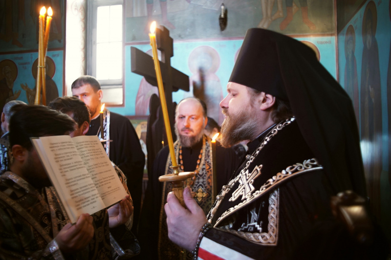 Во вторник первой седмицы Великого поста епископ Серафим совершил повечерие с чтением Великого канона прп. Андрея Критского в храме Святителя Николая Чудотворца, архиерейского подворья города Белокурихи