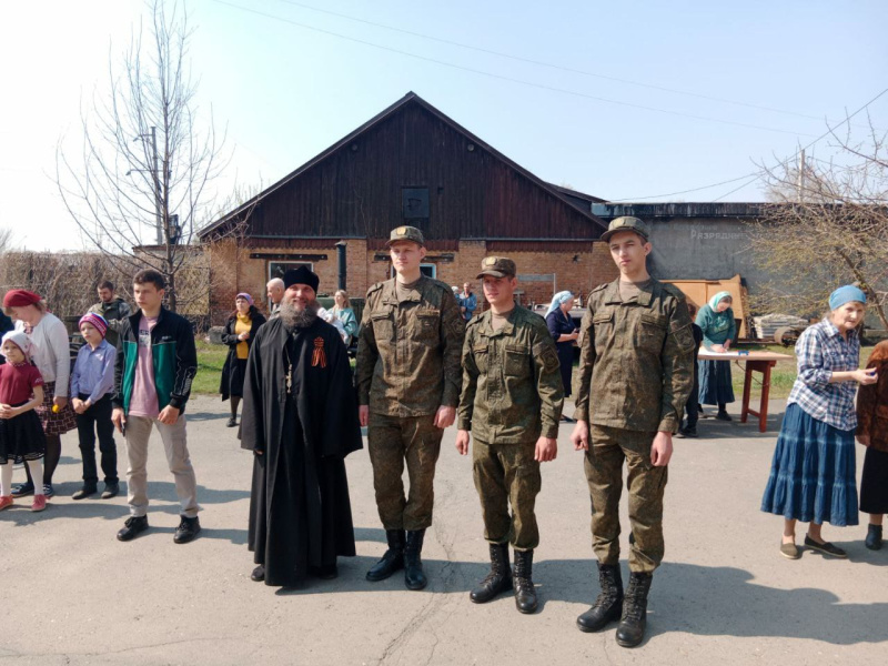 Военнослужащие Бийского гарнизона посетили церковные праздничные мероприятия, посвященные Дню Победы