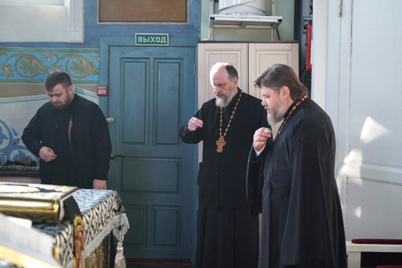 В четверг первой седмицы Великого поста епископ Серафим молился за уставным богослужением в Успенском кафедральном соборе