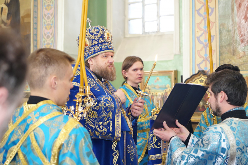 Епископ Серафим совершил утреню с чтением акафиста Пресвятой Богородице в Успенском кафедральном соборе города Бийска