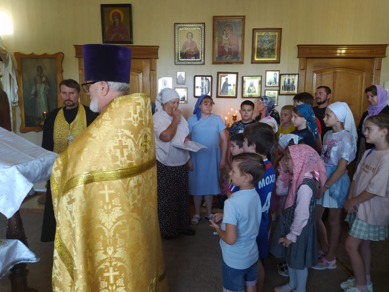 В храме Покрова Пресвятой Богородицы села Алтайское совершен чин молебного пения на начало учебного года 