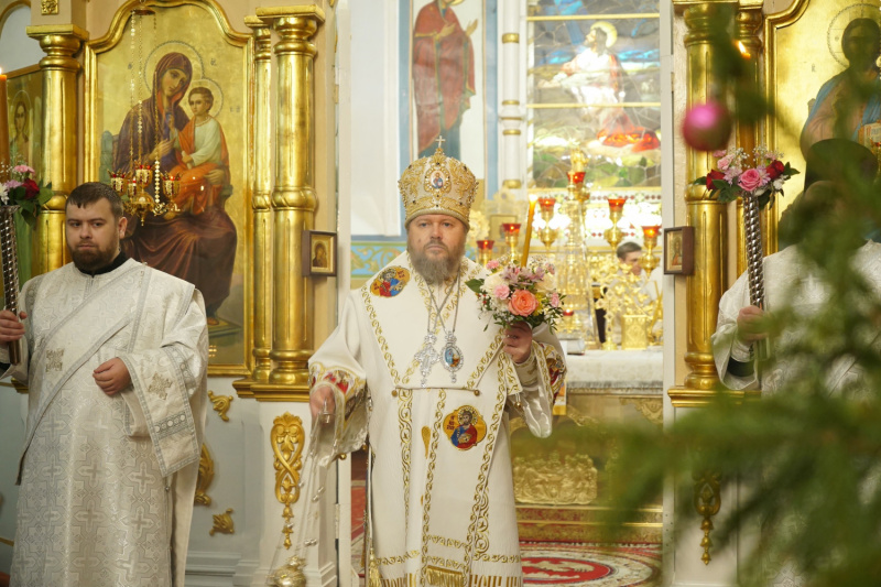 В праздник Рождества Христова епископ Серафим совершил великую вечерню в Успенском кафедральном соборе  