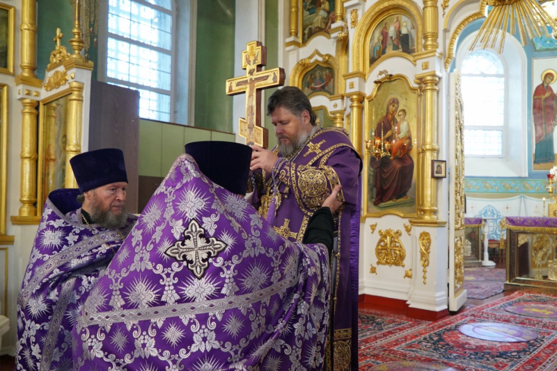 Накануне праздника Изнесения Честных Древ Животворящего Креста Господня епископ Серафим совершил вечернее богослужение с чином выноса Креста в Успенском кафедральном соборе 