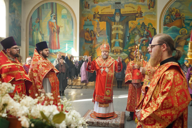 В субботу Светлой седмицы епископ Серафим совершил Божественную литургию в храме Покрова Пресвятой Богородицы села Целинное 