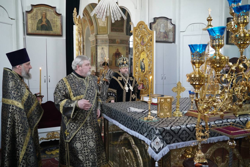 Накануне Великой Среды епископ Серафим совершил вечернее богослужение в Успенском кафедральном соборе