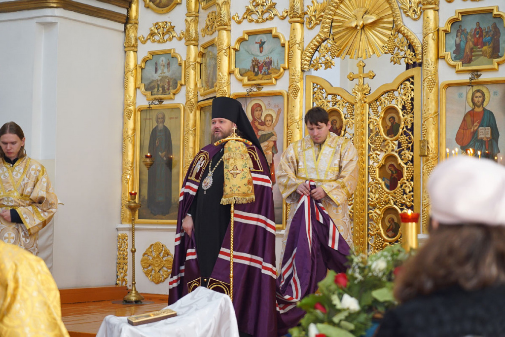 Епископ Серафим совершил Божественную литургию в Казанском храме города Бийска