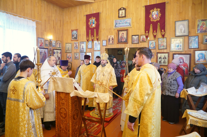 Преосвященный Серафим совершил Божественную литургию в храме святителя Макария Алтайского села Лесное
