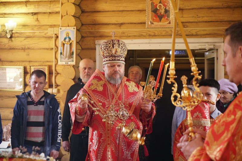 В понедельник Светлой седмицы епископ Серафим совершил вечернее богослужение в храме святителя Димитрия Ростовского села Енисейское 