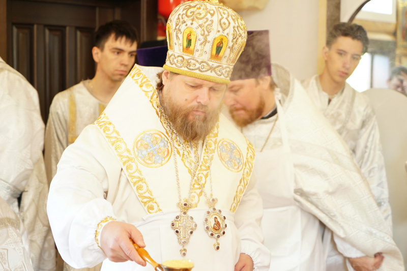 Преосвященнейший Серафим совершил освящение храма Живоначальной Троицы села Верх-Ануйское