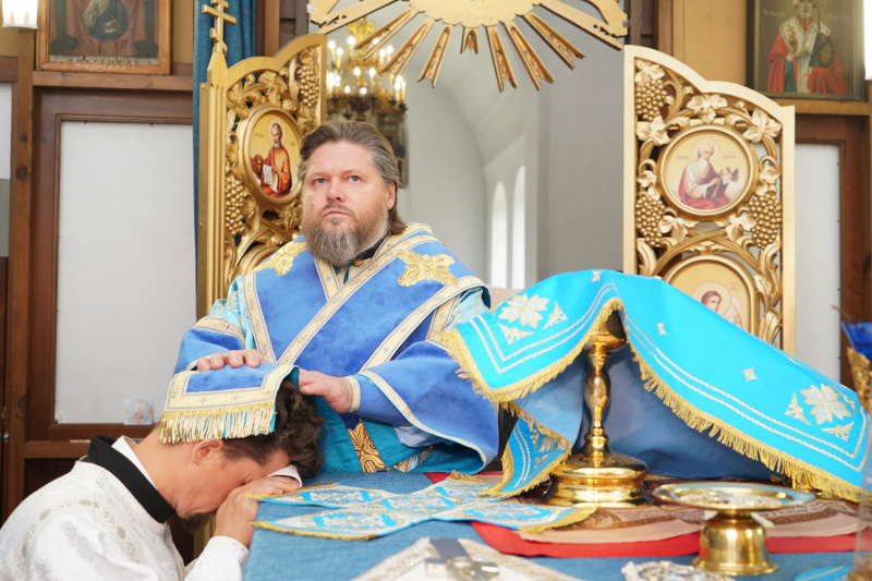 В праздник Покрова Пресвятой Богородицы епископ Серафим совершил Божественную литургию и священническую хиротонию в Покровском храме Свято-Макарьевской мужской монашеской общины города Бийска