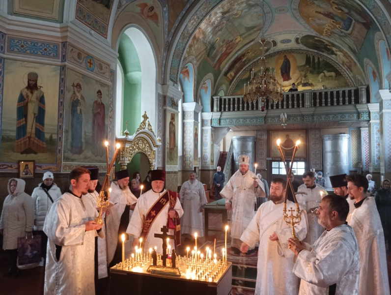 Накануне Димитриевской родительской субботы епископ Серафим совершил вечернее заупокойное богослужение в Успенском кафедральном соборе 