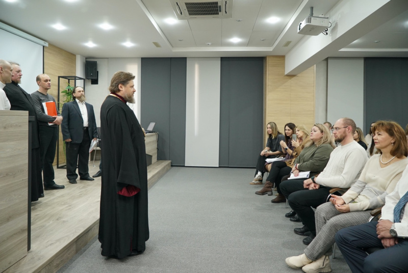 Владыка Серафим поздравил коллектив Алтайской косметической компании «Две линии» с праздником Пасхи 
