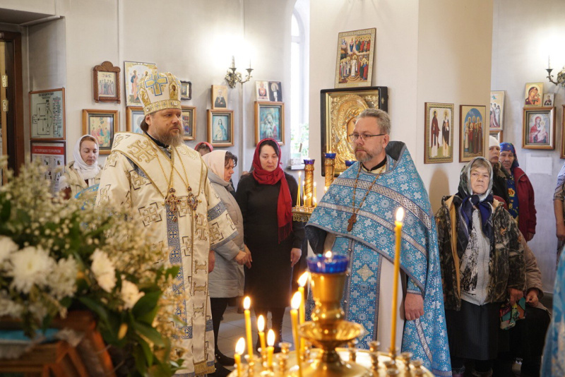 В праздник Благовещения Пресвятой Богородицы епископ Серафим совершил Божественную литургию в храме святителя Николая Чудотворца села Солонешное 