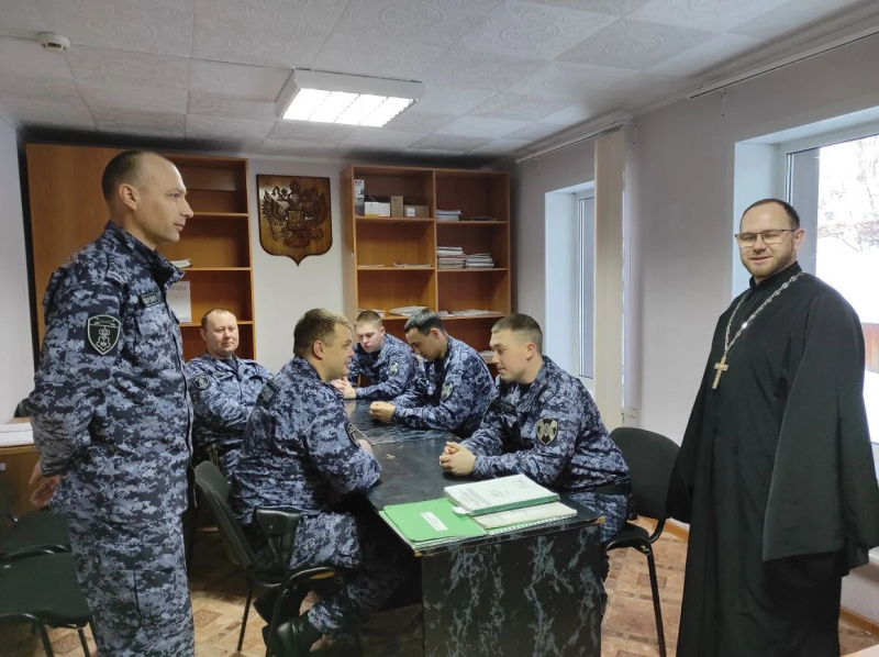 Благочинный Красногорского округа провел беседу с сотрудниками Росгвардии на тему " Духовно-нравственные ценности личности как фактор сплоченности воинского коллектива"