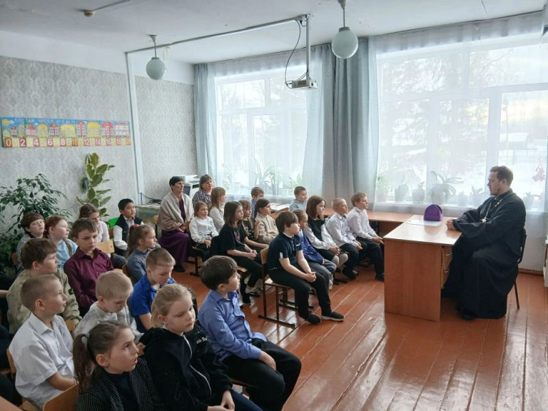 Руководитель отдела по работе с молодежью провел открытый урок для учеников начальной школы села Платово 