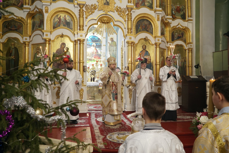 Епископ Серафим совершил Рождественскую великую вечерню в Успенском кафедральном соборе