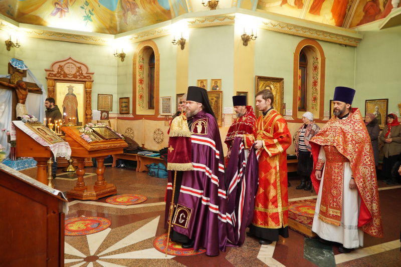 Преосвященный Серафим совершил Божественную литургию в храме святой великомученицы Екатерины села Сростки 